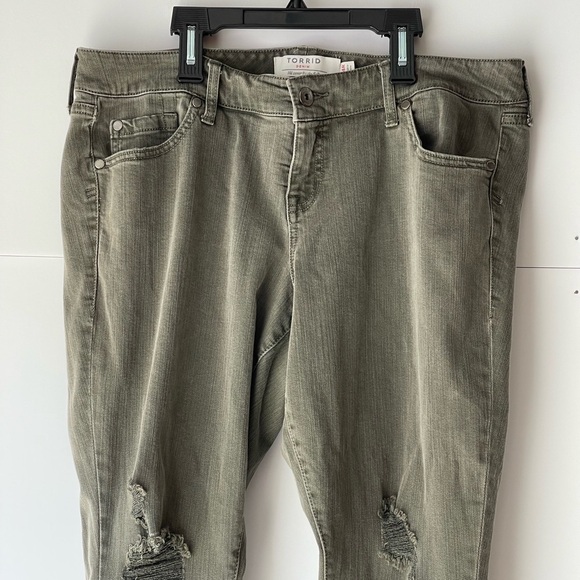 Torrid Boyfriend Jeans Denim Distressed Ripped Skinny Jeans Stretch Pants Sz 14R - Picture 4 of 13